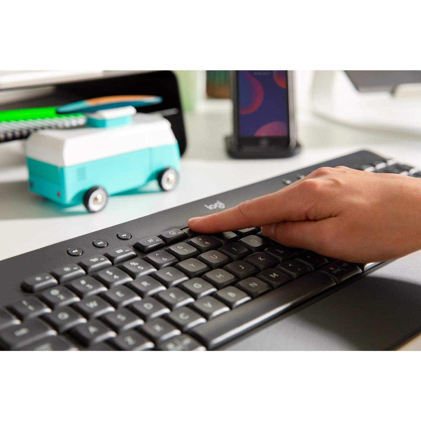 Logitech K650 Signature Wireless Keyboard (Graphite)